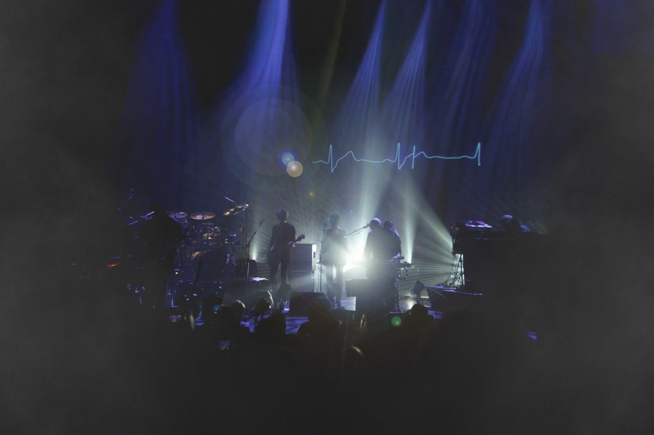 A Saucerful of Secrets på scenen i blått og hvitt konsertlys